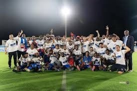 优质偶像✍️场外大批球迷捧独行侠、湖人球衣，东契奇一一签名